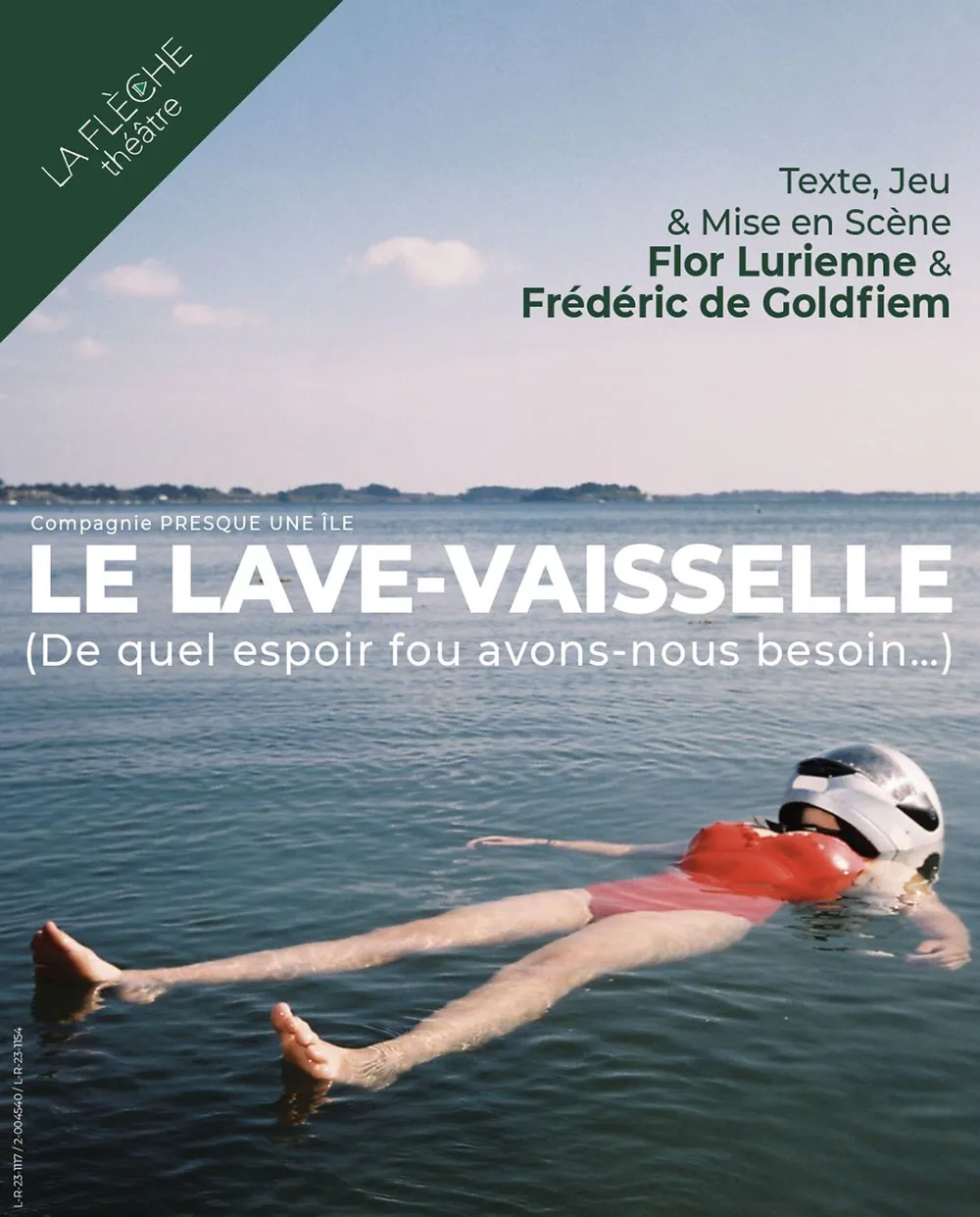 Affiche du Lave-vaisselle : une femme flotte sur la mer, casquée, en maillot rouge